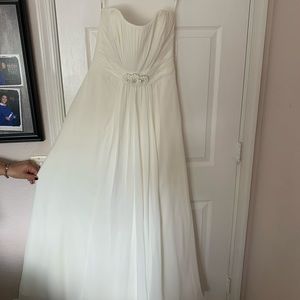 David’s Bridal wedding dress color Ivory size 16